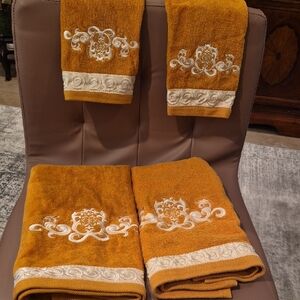 NWT 4 Elegant Embroidered Hand Towel Set